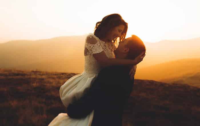 Psicólogo Gratuito - A pesquisa revela a dinâmica interpessoal que fortalece o casamento. Podemos pegá-los em restaurantes. Nós os localizamos em eventos esportivos. Casais felizes. Eles se distinguem pela maneira como se comportam um com o outro. Eles estão envolvidos e interessados. Inclinando-se Psicólogo Gratuito para a frente, conectando-se através de um bom contato Psicólogo Gratuito visual, assentindo e sorrindo, eles ouvem, riem e Psicólogo Gratuito parecem amar a companhia um do outro. Esses avistamentos levantam a questão muito importante - como eles fazem isso? Felizmente, a pesquisa tem algumas respostas. Psicólogo Gratuito - O casamento gera felicidade Aprender os ingredientes de um casamento feliz é importante para todos, Psicólogo Gratuito casados ​​ou não, por causa do vínculo entre casamento e felicidade. Shawn Grover e John F. Helliwell-in um pedaço apropriadamente intitulado,Psicólogo Gratuito "Como é a vida em casa?” - note que a pesquisa sobre bem-estar indica que o casamento está positivamente relacionada com o bem-estar1 subjetiva Eles observam que alguns especulam as pessoas Psicólogo Gratuito felizes são É mais provável que estejam dispostos a amarrar o nó, enquanto outros prevêem que a Psicólogo Gratuito felicidade do recém-casado é um efeito de curta duração. Eles descobriram, Psicólogo Gratuito no entanto, que depois de controlar o bem-estar individual pré-casamento, os casais ainda eram propensos a expressar um maior grau de satisfação. Isso era verdade desde o estágio da lua de mel até Psicólogo Gratuito os casamentos de longo prazo. Em outras palavras, embora haja exceções, Psicólogo Gratuito os casais casados ​​estão mais satisfeitos do que os que permanecem solteiros.